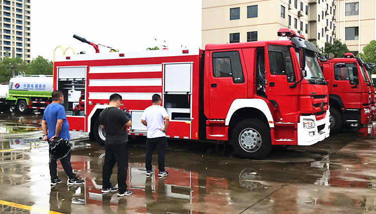 北京消防車用戶：消防車生產(chǎn)廠家驗(yàn)收重汽豪沃8噸消防車