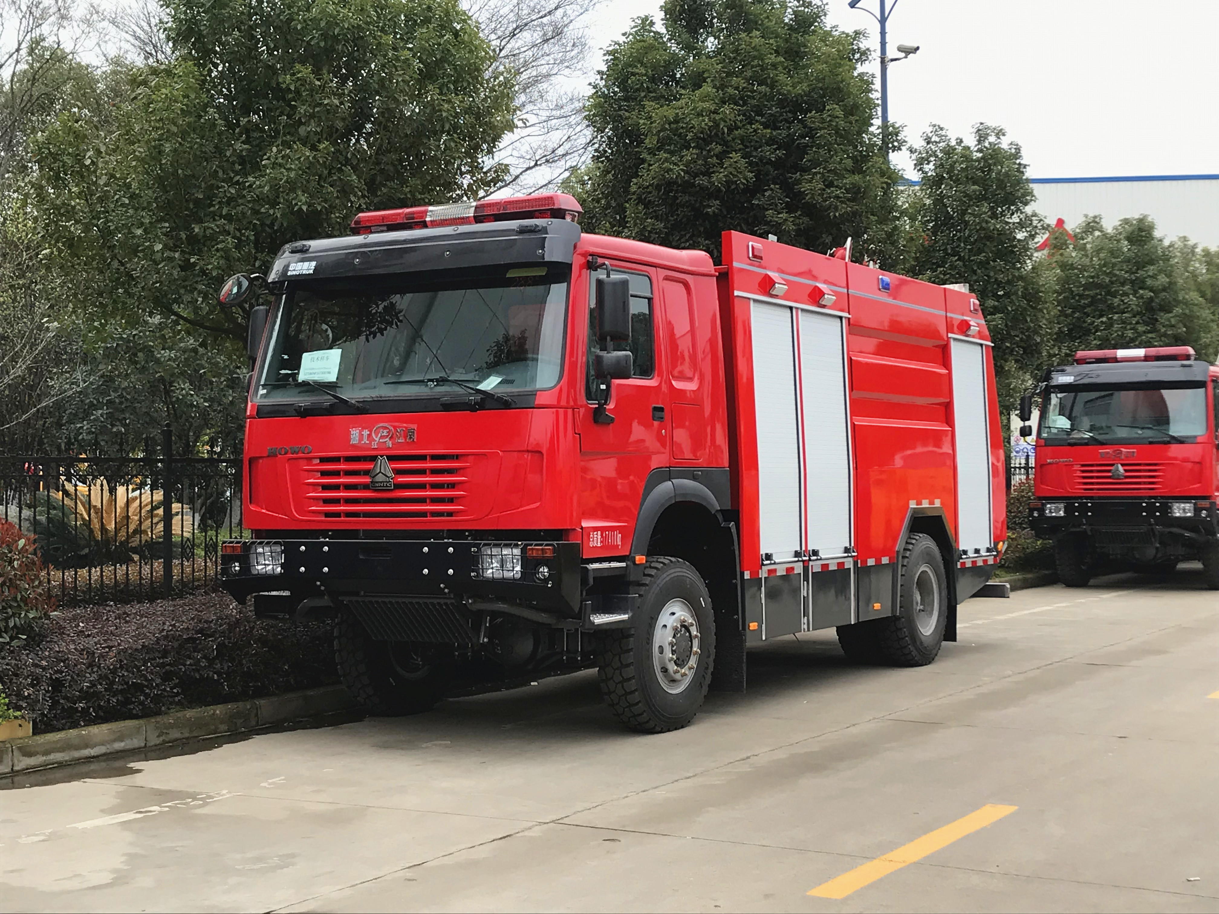 重汽豪沃四驅(qū)越野6噸消防車