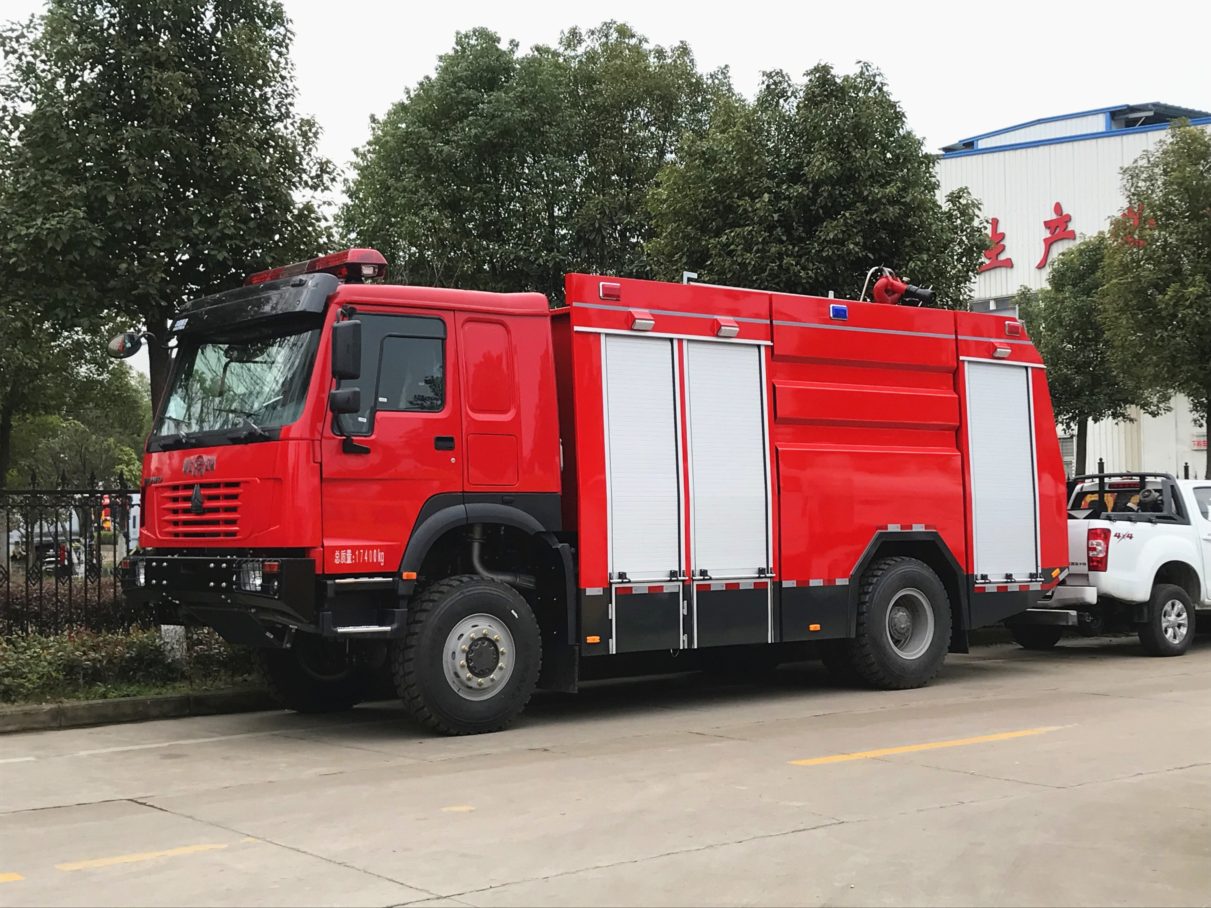 重汽豪沃四驅(qū)越野6噸消防車