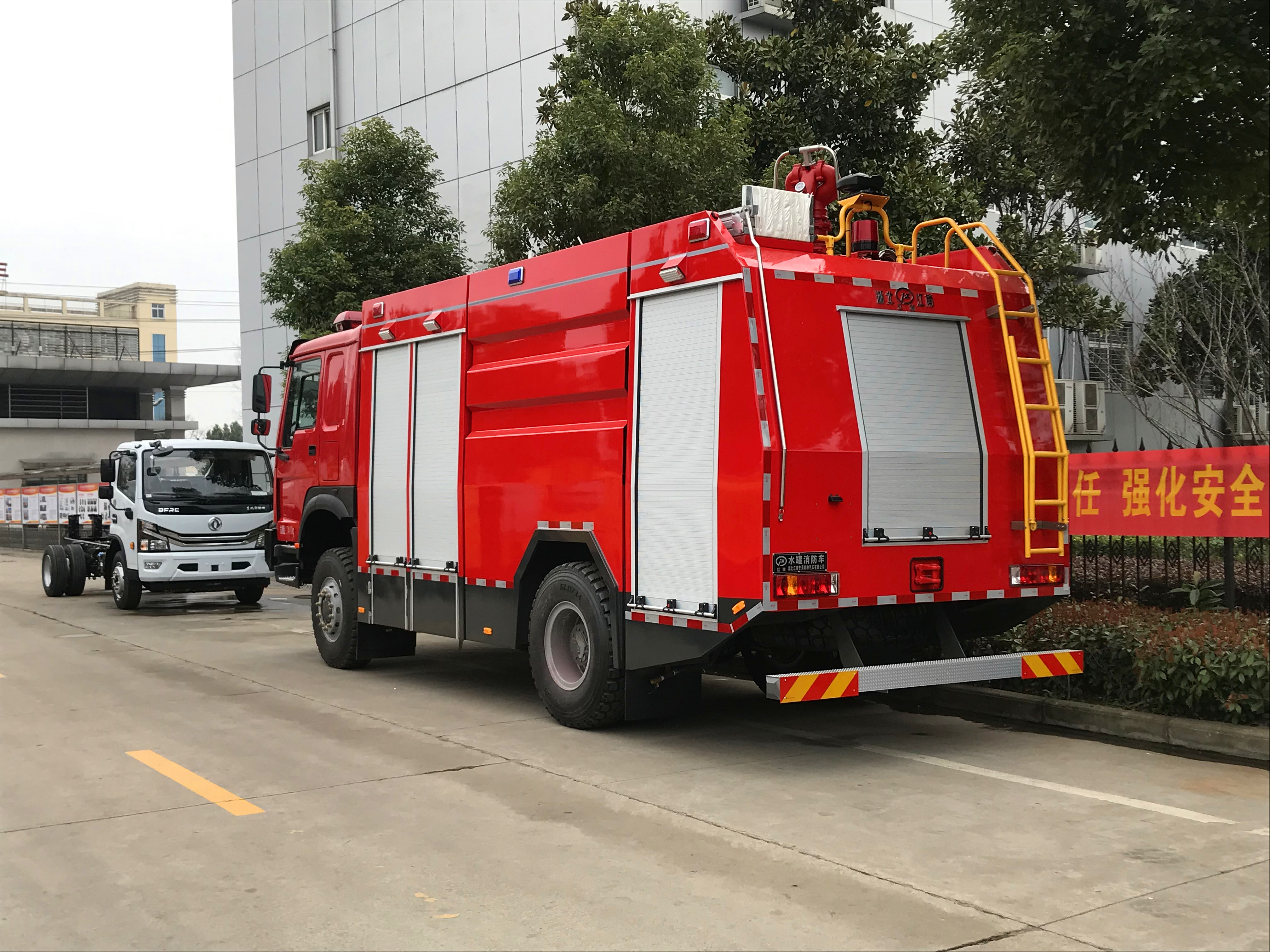 重汽豪沃四驅(qū)越野6噸消防車