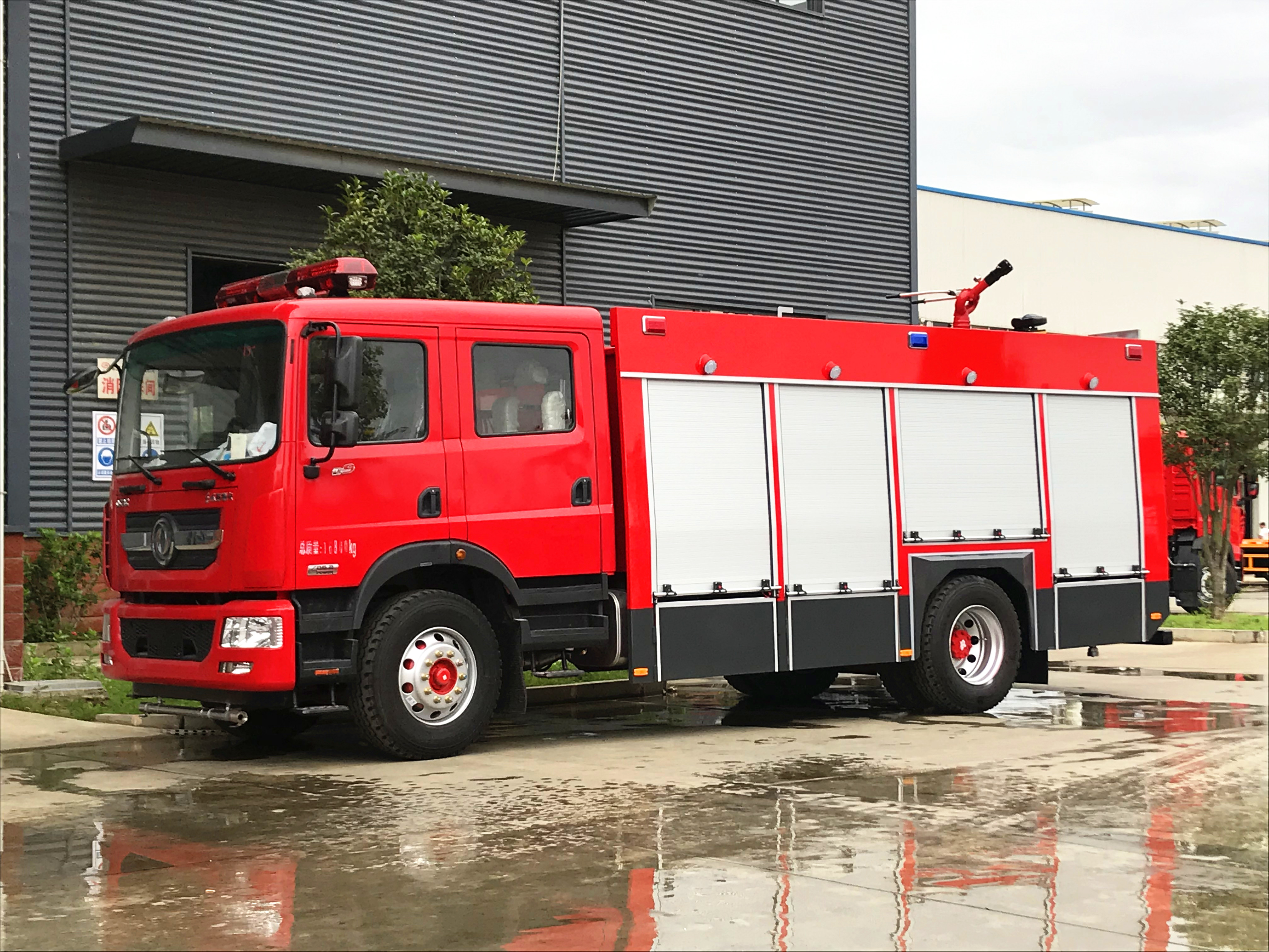 東風D9雙排7噸水罐消防車