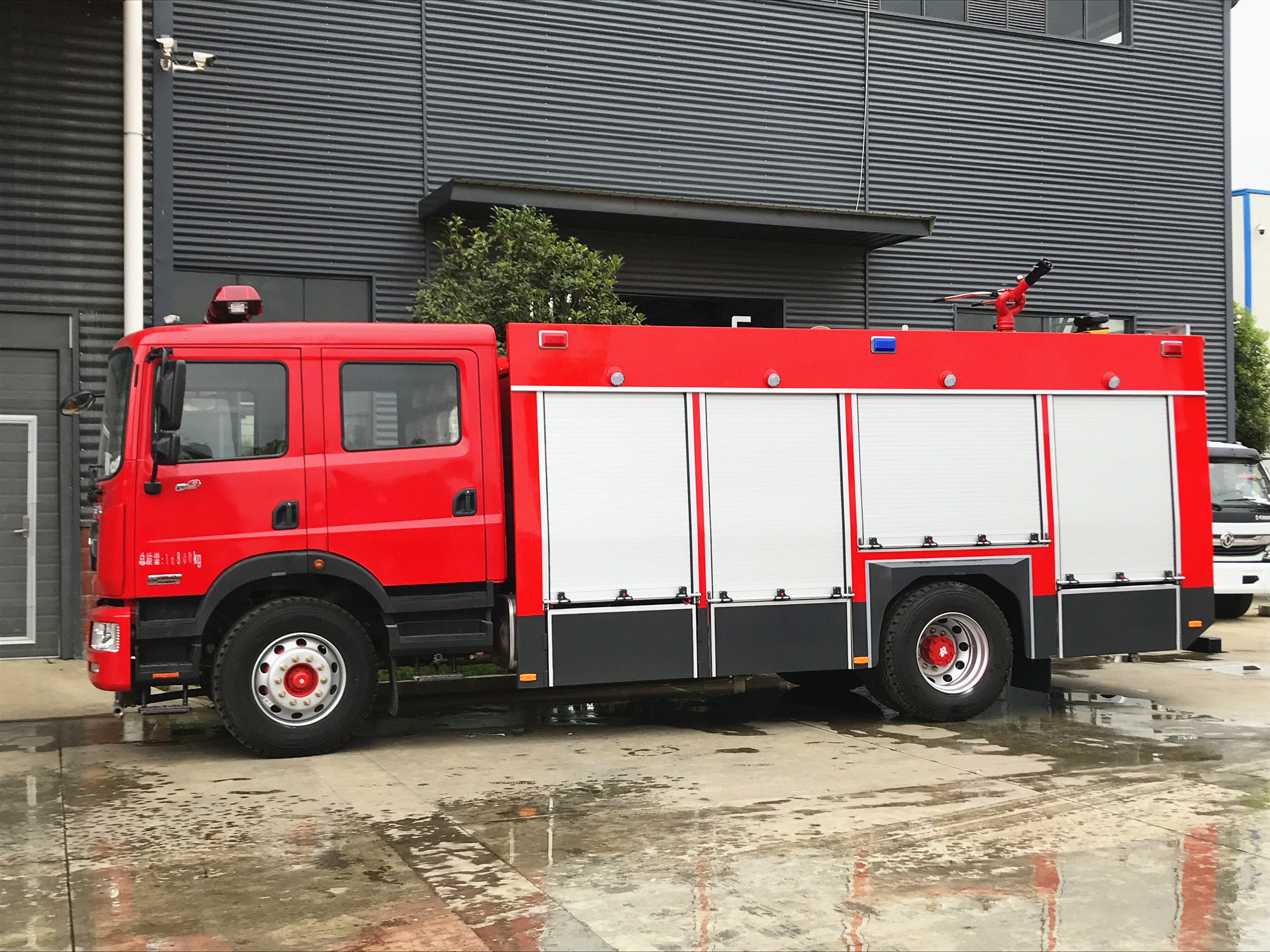 東風D9雙排7噸水罐消防車