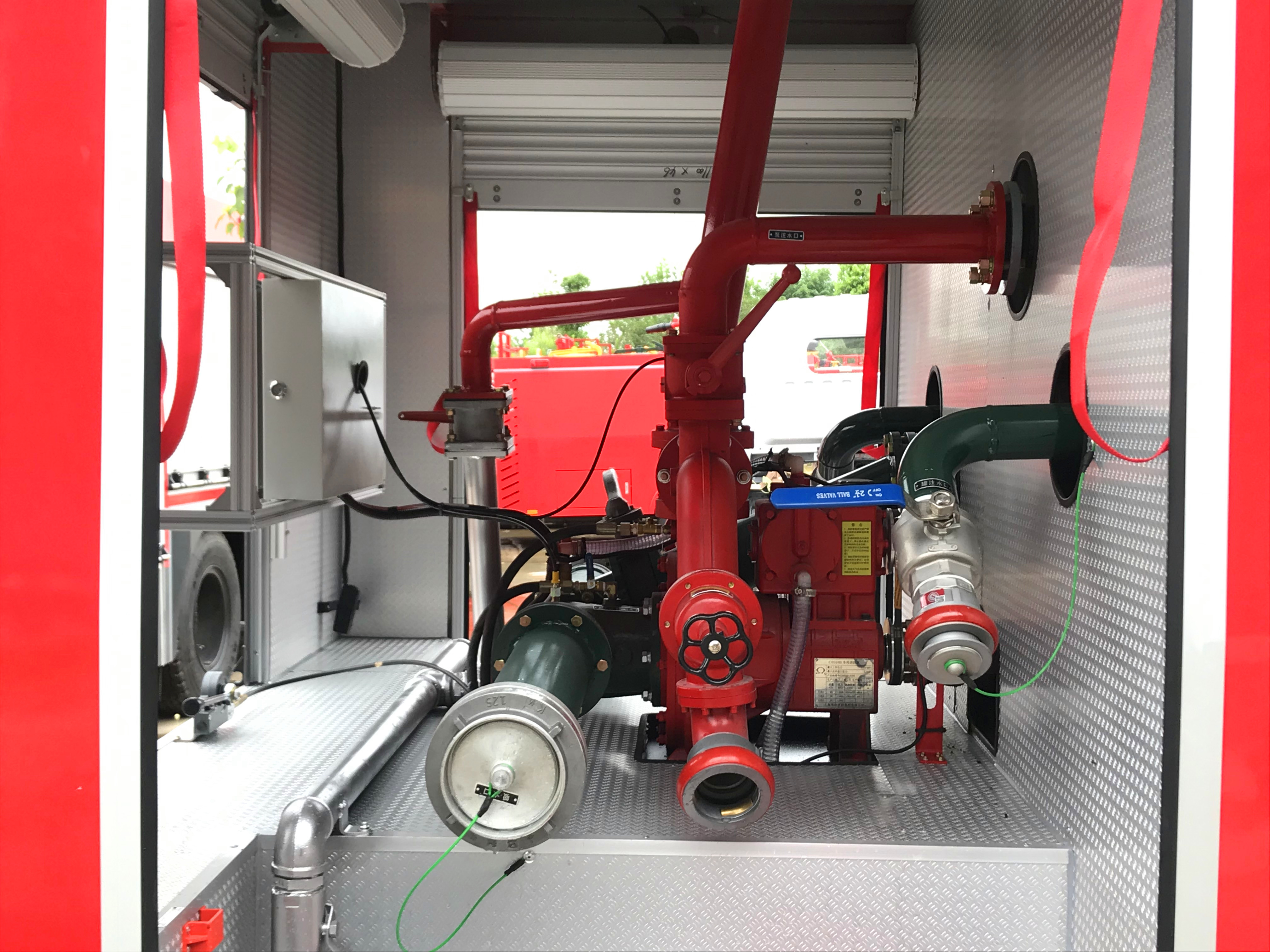 東風D9雙排7噸水罐消防車