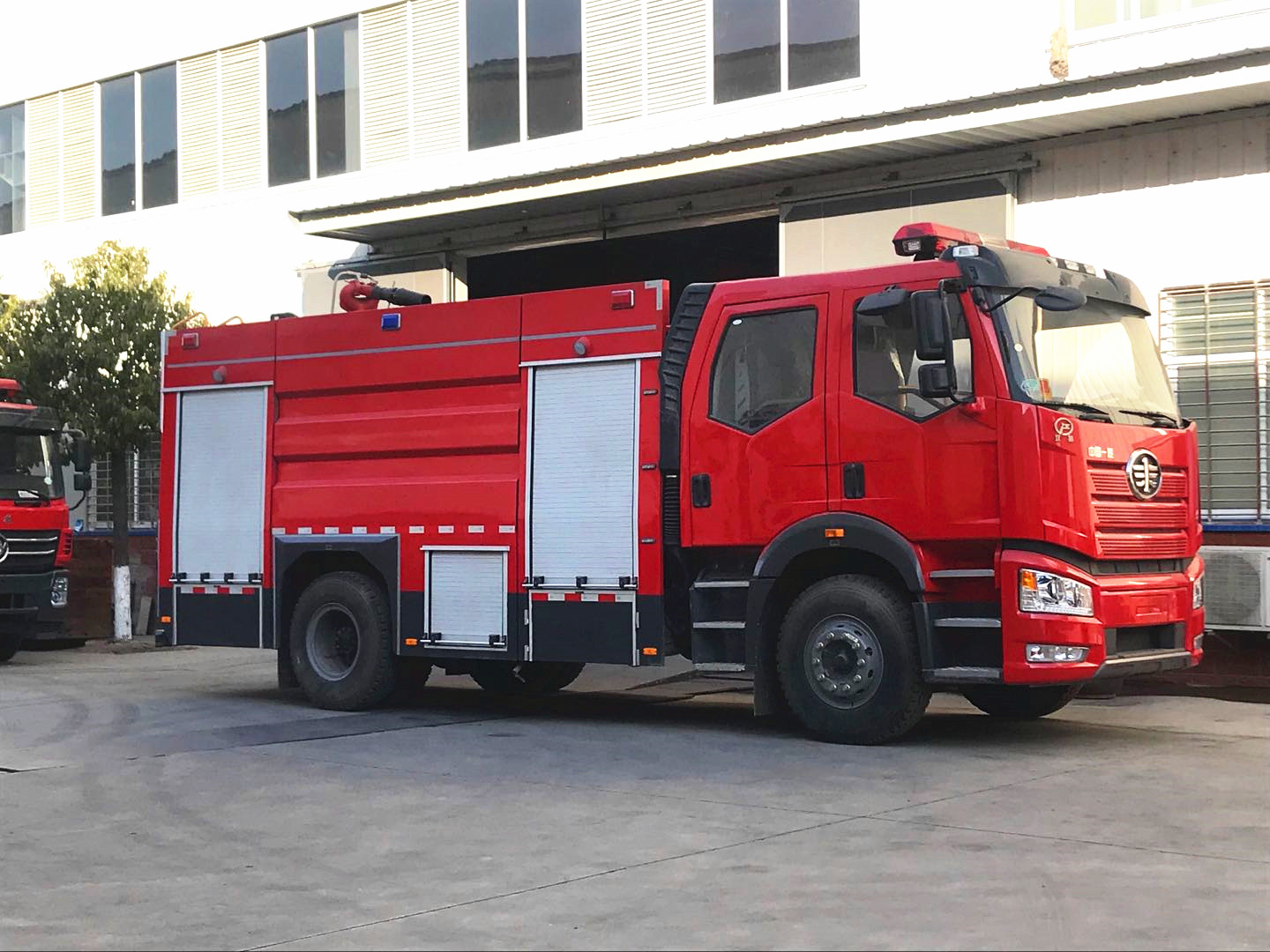 解放8噸中型水罐泡沫消防車