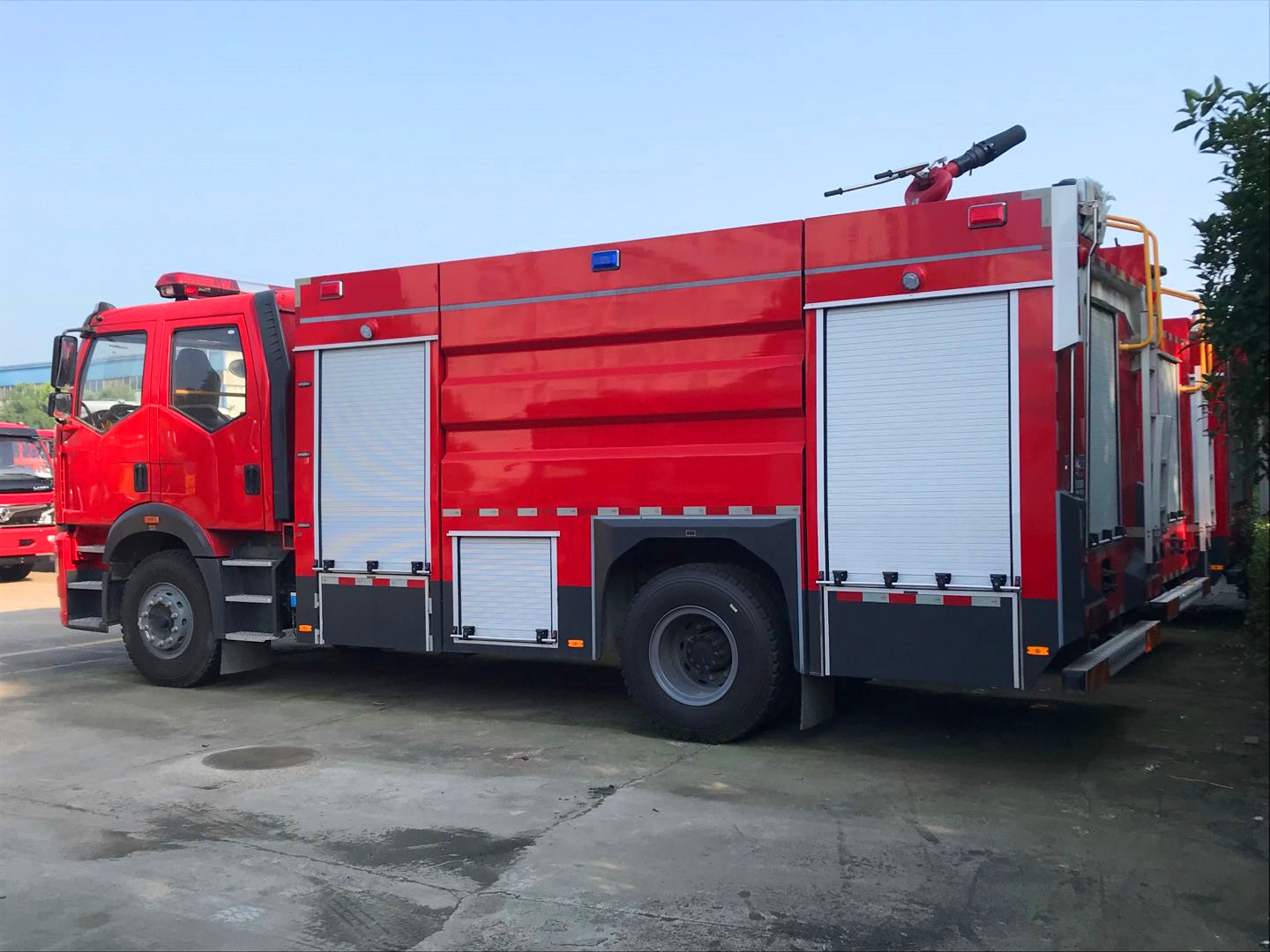 解放8噸中型水罐泡沫消防車